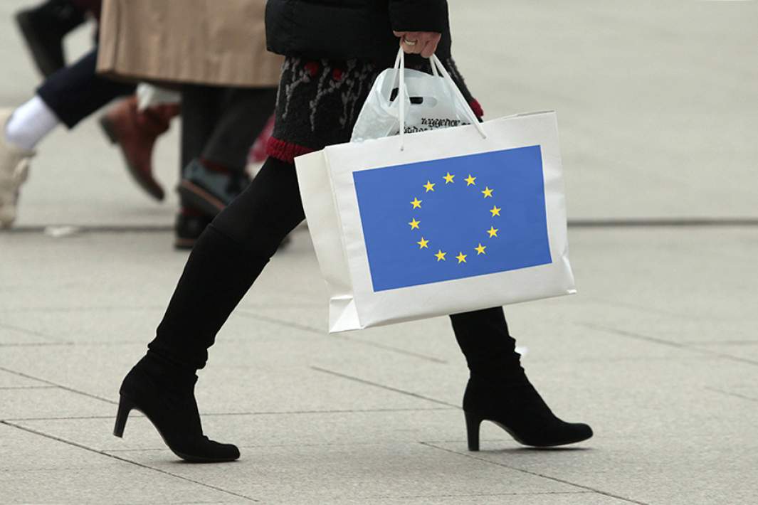 Женщина с сумкой с флагом ЕС