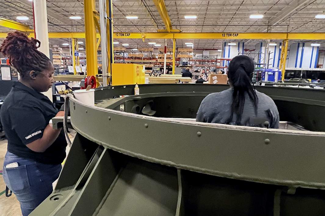 Военный завод в США 