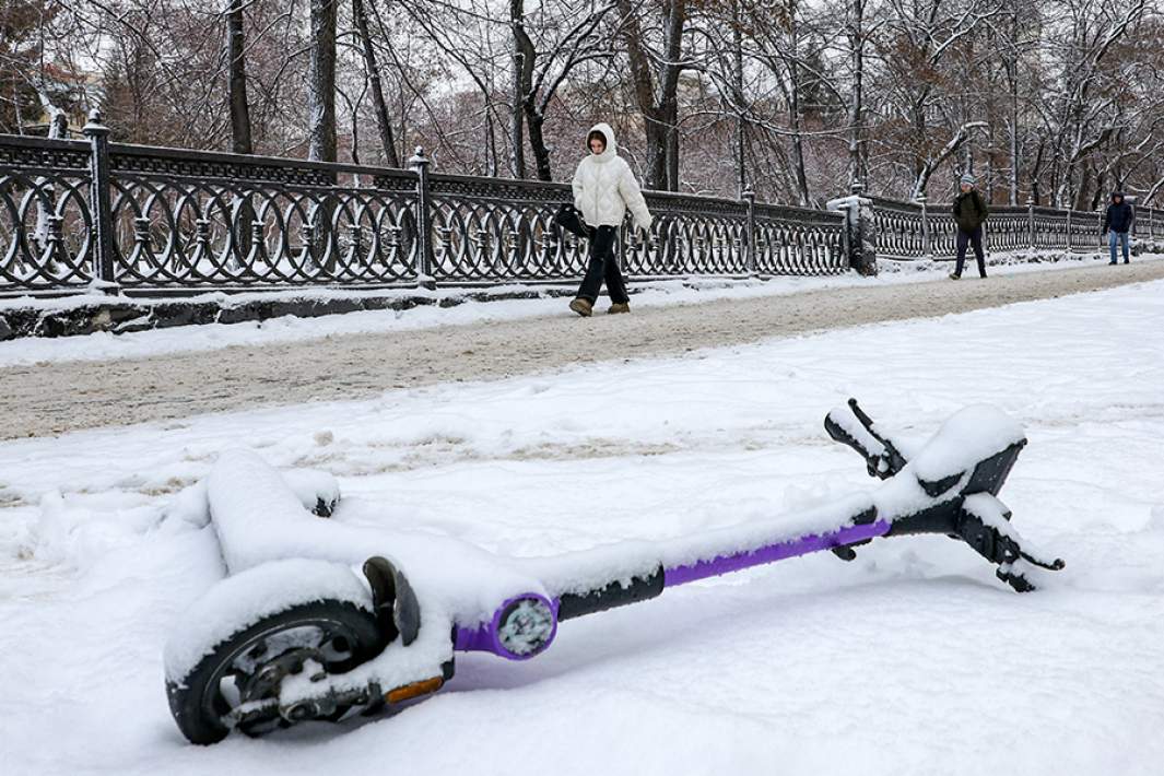 Самокат в снегу 