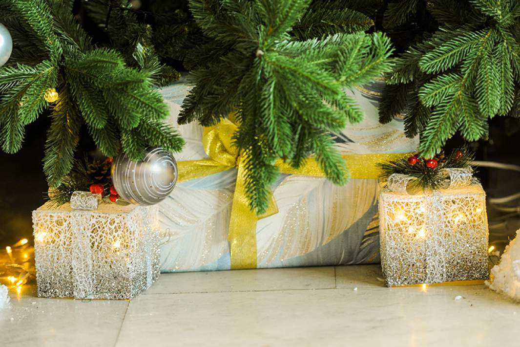Новогодние подарки под елкой 