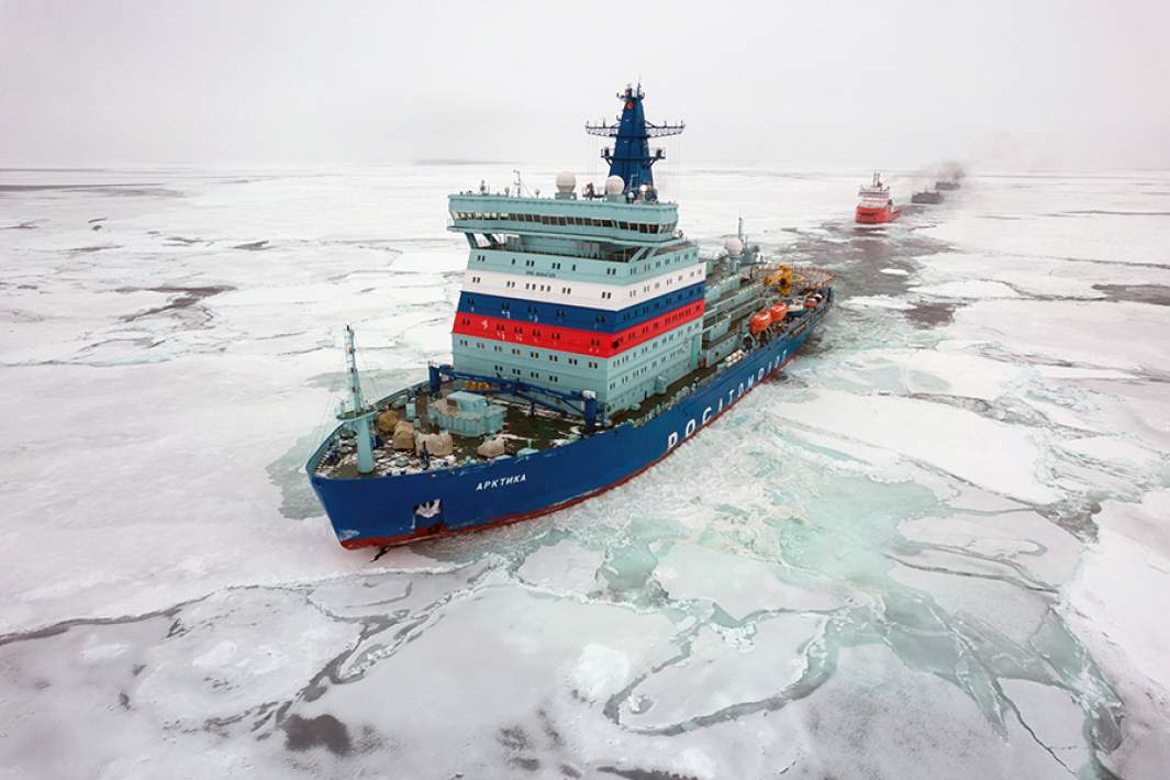 Атомный ледокол «Арктика», осуществляющий ледовую проводку каравана судов в море Лаптевых по Северному морскому пути