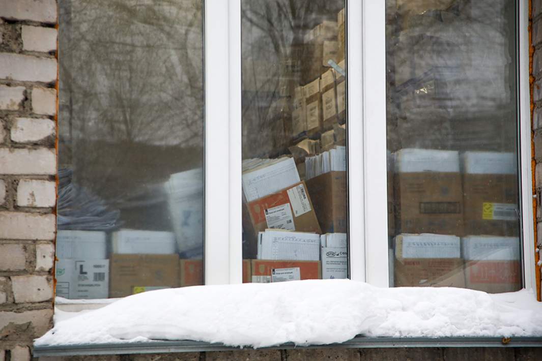 Коробки на подоконнике 