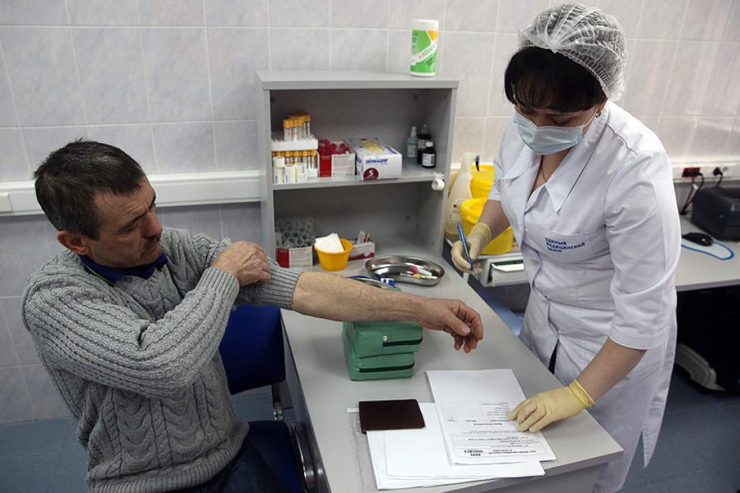 Забор крови во время медосмотра в Едином миграционном центре