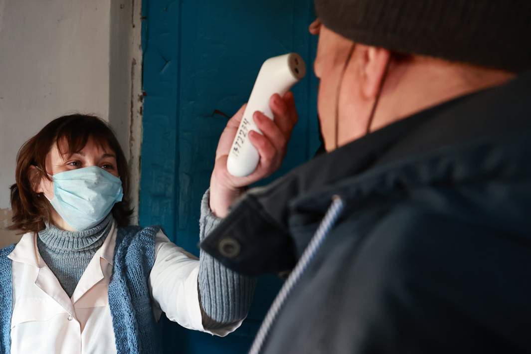 Измерение температуры на приеме у врача в амбулатории