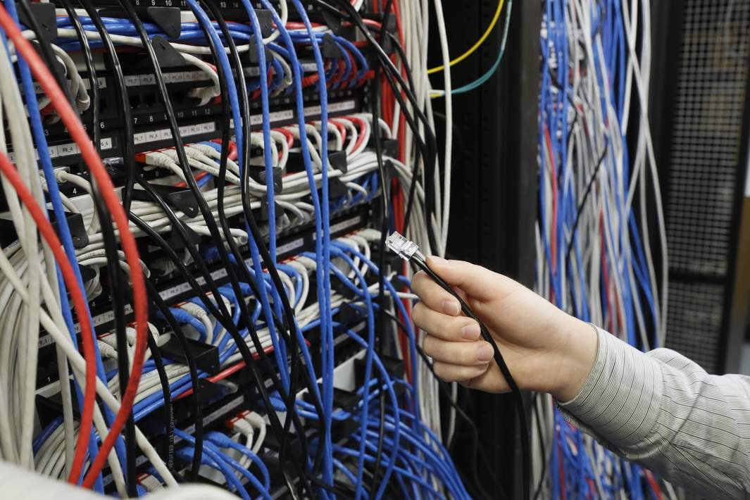 Кабели в серверной 