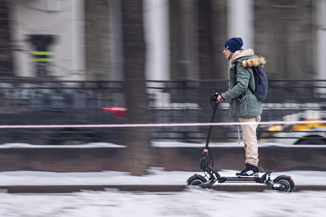 Мужчина на самокате 