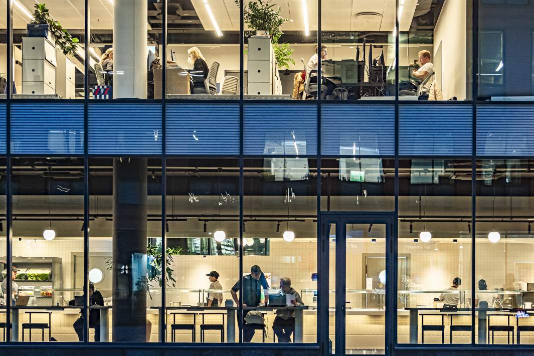 Работники в офисе 