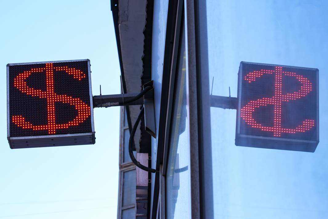 Денежные купюры доллары