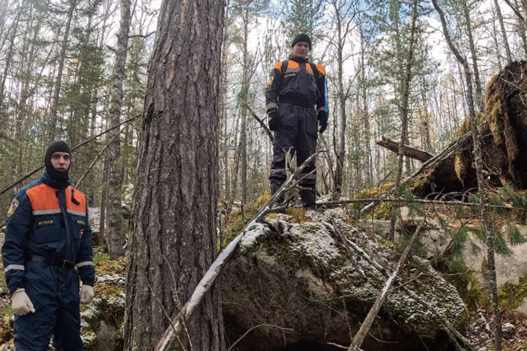 Сотрудники МЧС на месте поисковых работ 