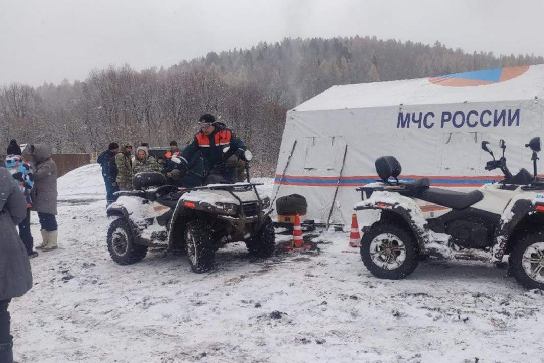 Сотрудники МЧС на месте поисковых работ 