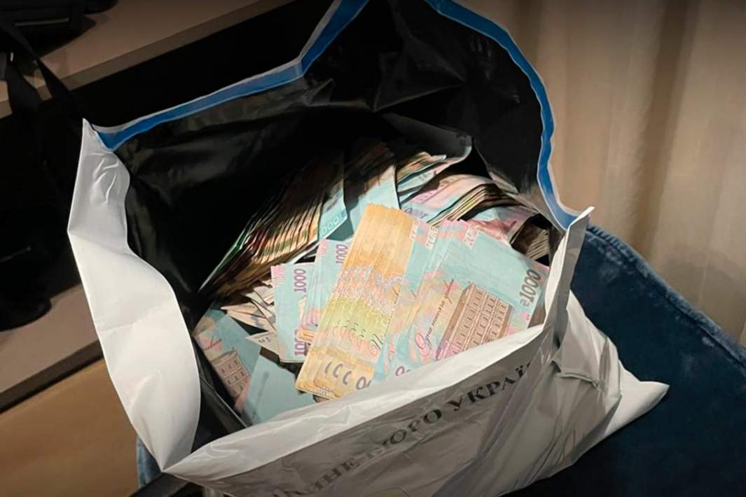 Денежные купюры в пакете 