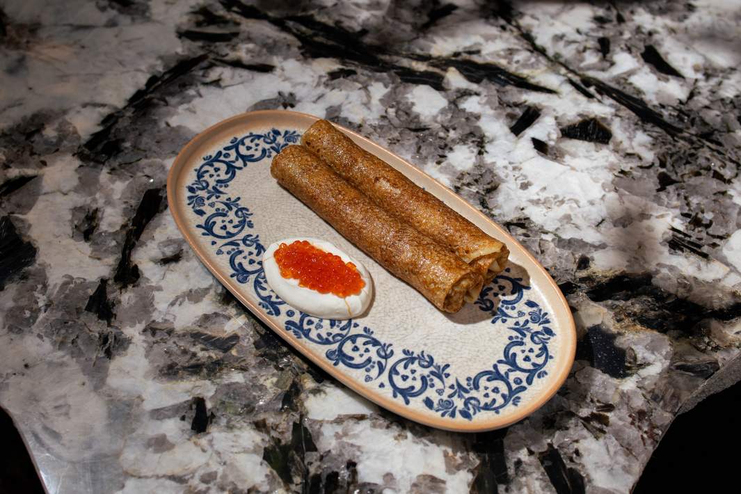 Блинчики с форелью слабой соли, дзазики и красной икрой