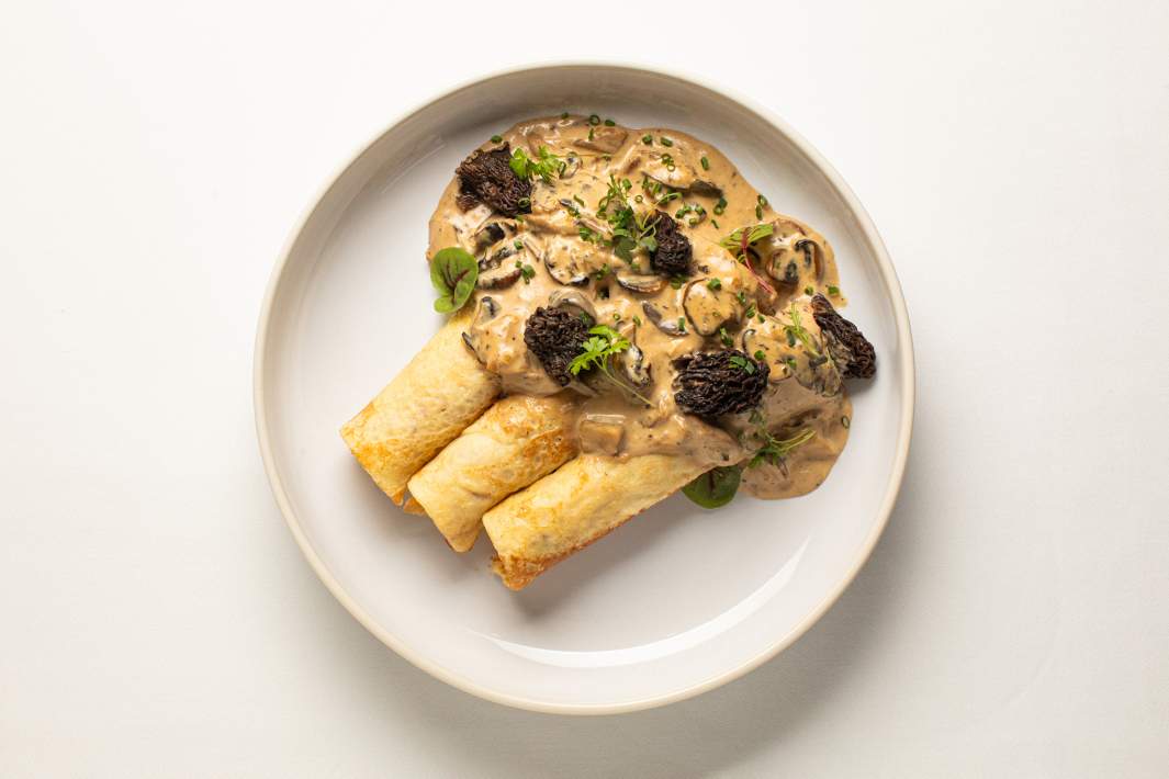 Блины с грибным соусом и сморчками