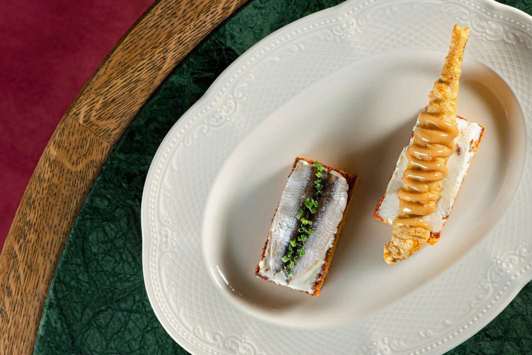 Бриоши с сыром маскарпоне и двумя видами анчоусов