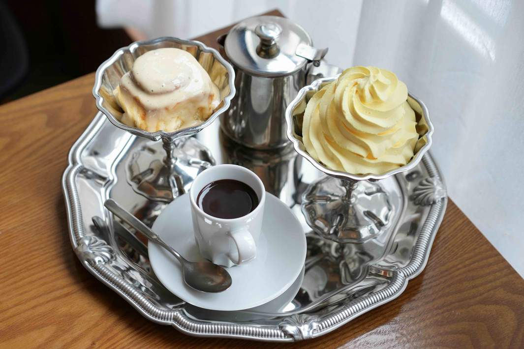 Горячий шоколад, банановые сливки и синнабон