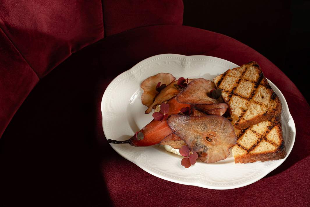 Камамбер с томленой в вине грушей и чипсами из груши