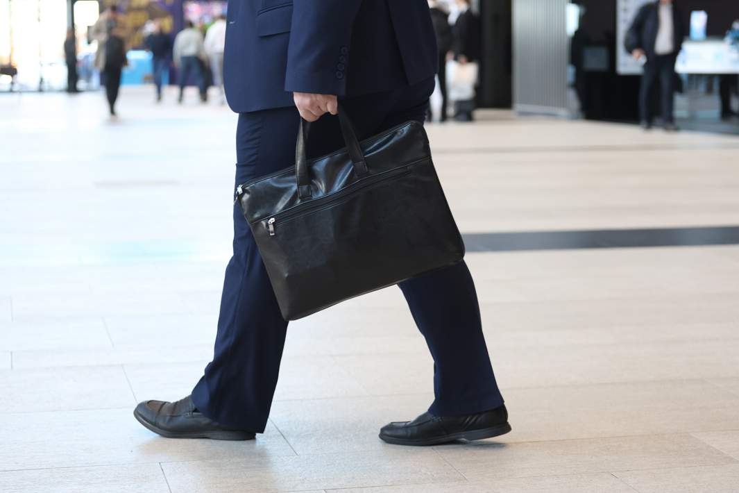 Мужчина с портфелем 