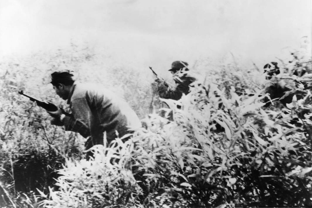 Кубинские эмигранты пробираются сквозь заросли, 1961г.