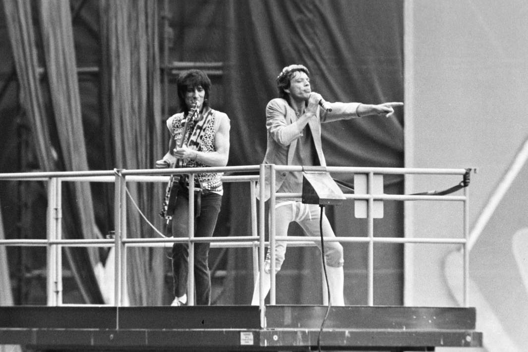 Мик Джаггер, вокалист группы «Rolling Stones» (справа)