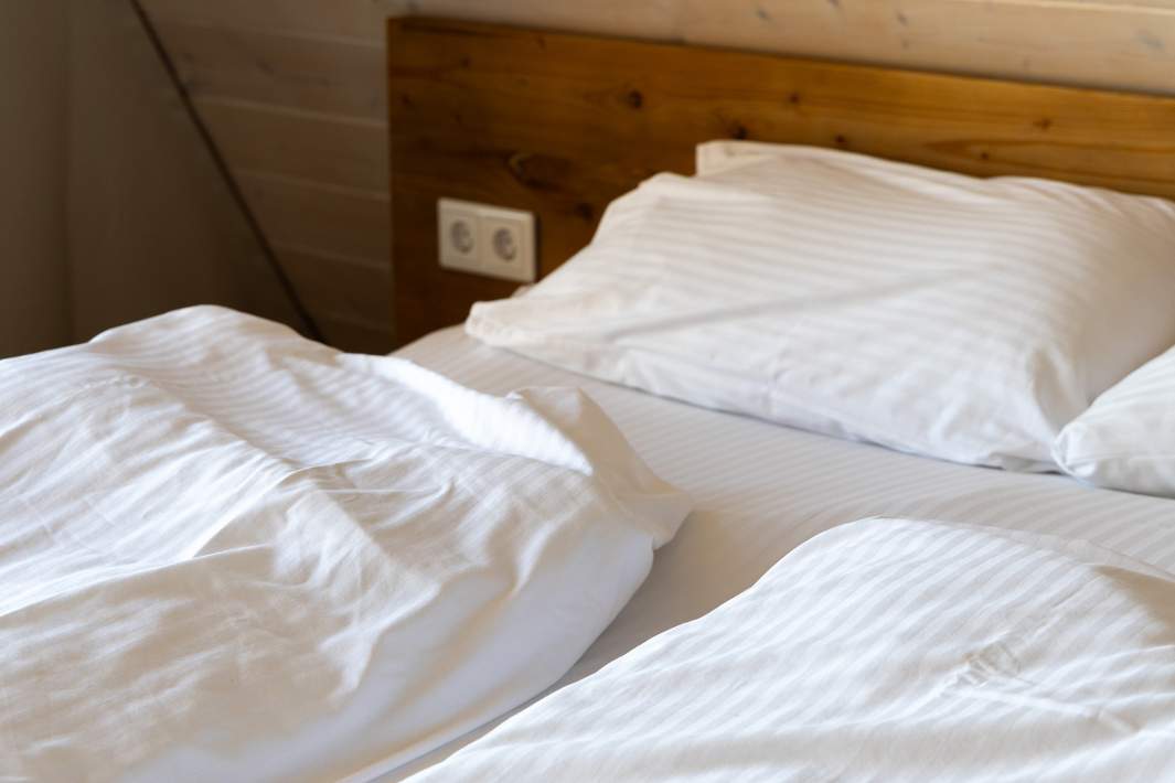 Кровать в глэмпинге