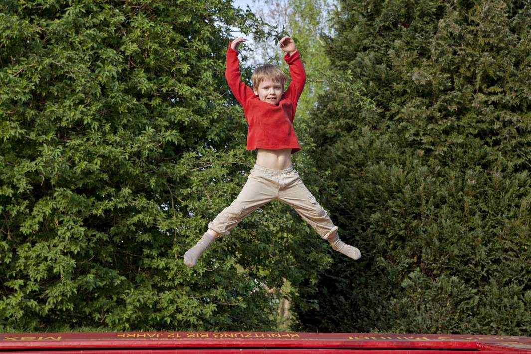 Мальчик прыгает на батуте 