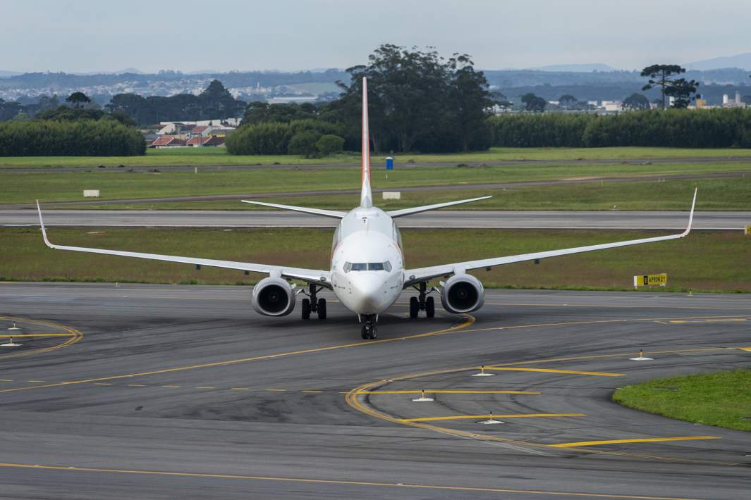 Самолет на взлетной полосе 