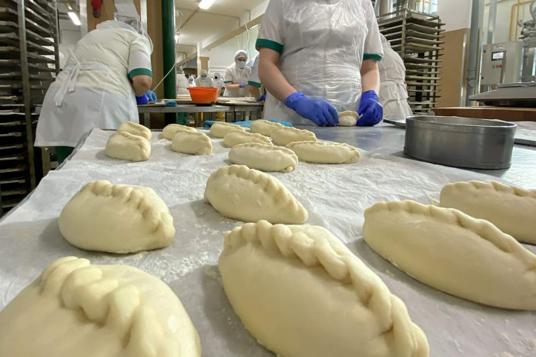 Лепка пирожков 