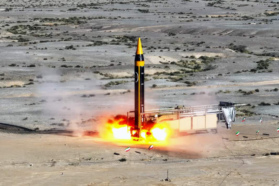 Запуск иранской баллистической ракеты во время учений