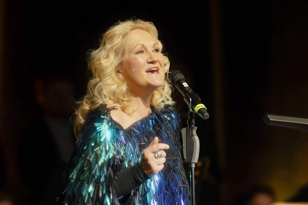 Выступление певицы Симоны Кермес