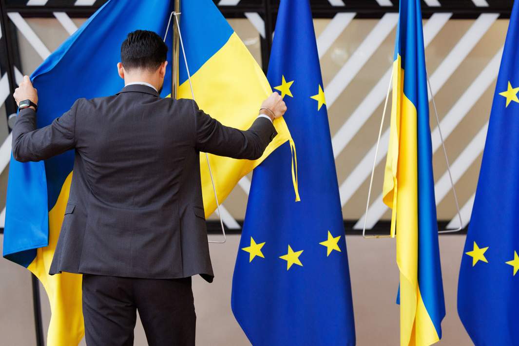 Мужчина вешает флаг Украины 