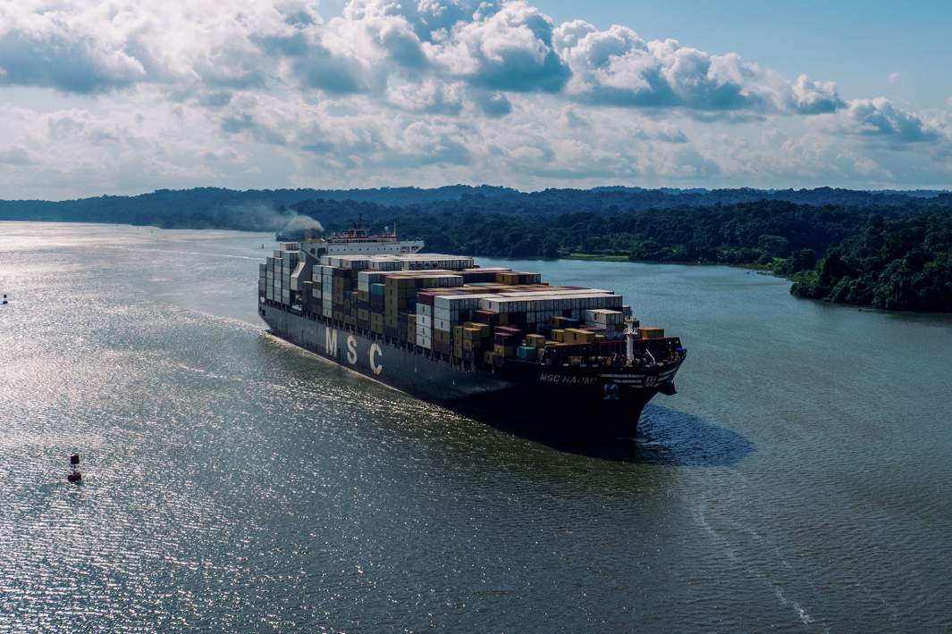 Судно пересекает Панамский канал 