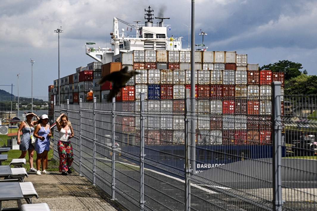 Люди на фоне контейнеровоза 