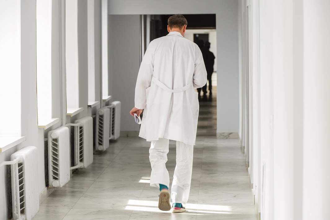 врач в  больнице