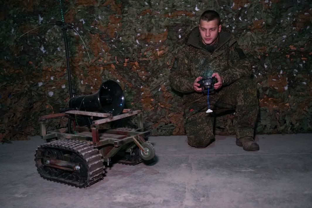 Беспилотная платформа для деморализации противника, рядом изобретатель — позывной Чума