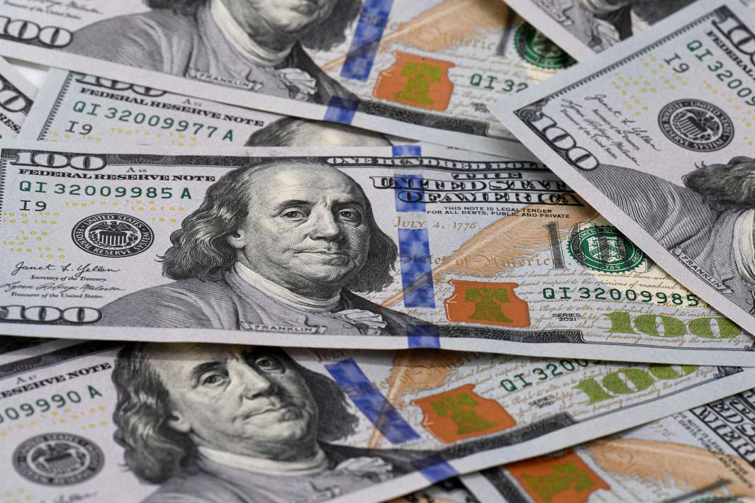 Долларовые купюры 