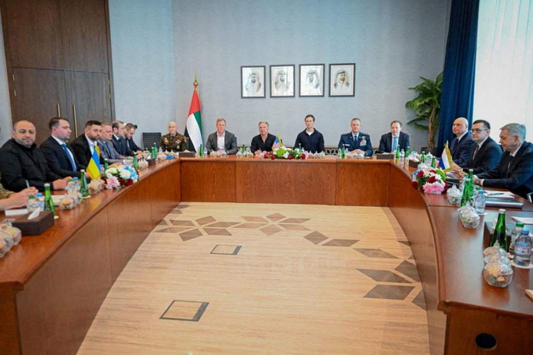 Члены делегаций США, России и Украины, включая специального посланника США Стива Виткоффа, Джареда Кушнера, секретаря Совета национальной безопасности и обороны Украины Рустема Умерова и главу российской военной разведки (ГРУ) и руководителя российской группы по переговорам в области безопасности адмирала Игоря Костюкова, принимают участие во втором раунде трехсторонних переговоров в Абу-Даби