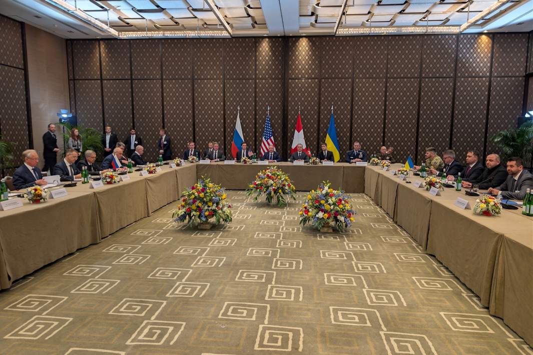 Участники трехсторонней встречи делегаций России, США и Украины в Женеве