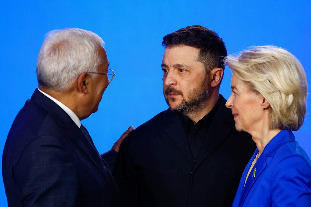Президент Украины Владимир Зеленский, председатель Европейской комиссии Урсула фон дер Ляйен и председатель Европейского совета Антониу Кошта на пресс-конференции в Киеве