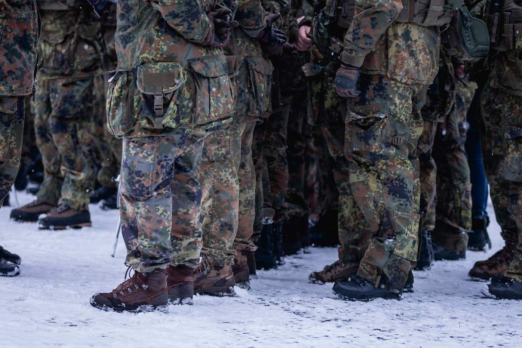 Военнослужащие