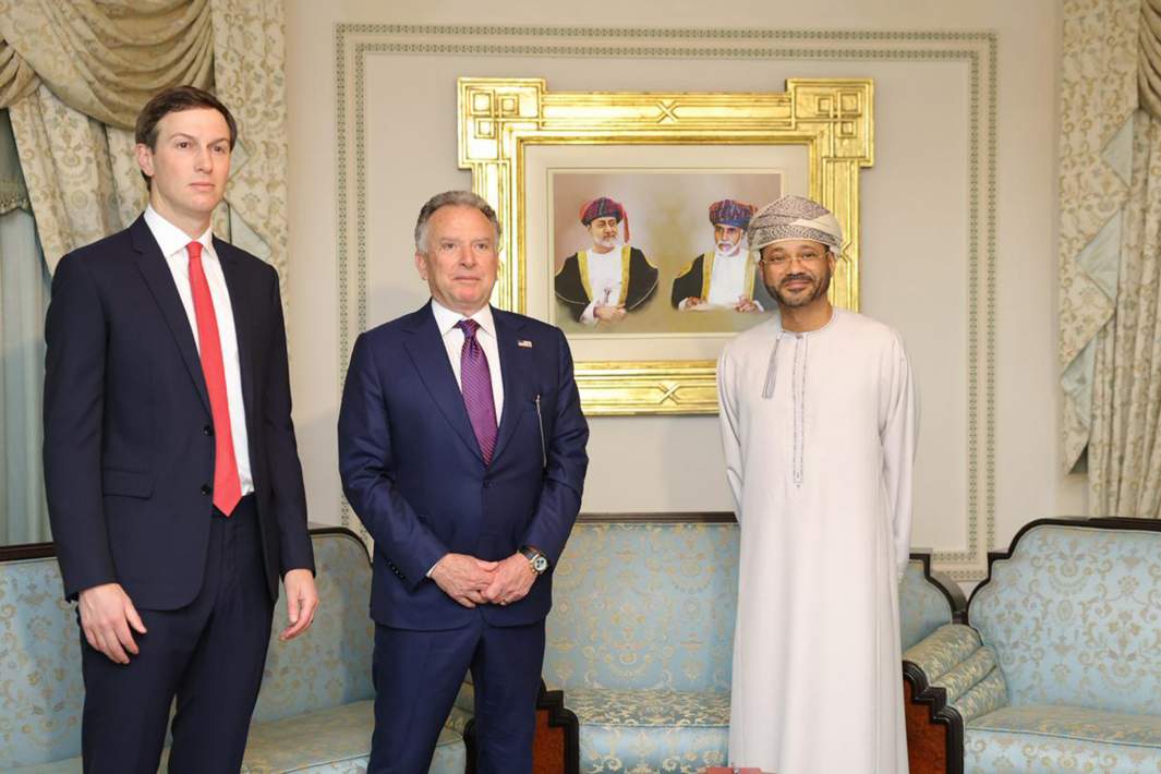Министр иностранных дел Омана Сайид Бадр бин Хамад бин Хамуд Альбусаиди (справа) встречается со специальным посланником президента США Стивом Виткоффом (в центре) и Джаредом Кушнером, зятем президента США Дональда Трампа, в Маскате, Оман, 6 февраля