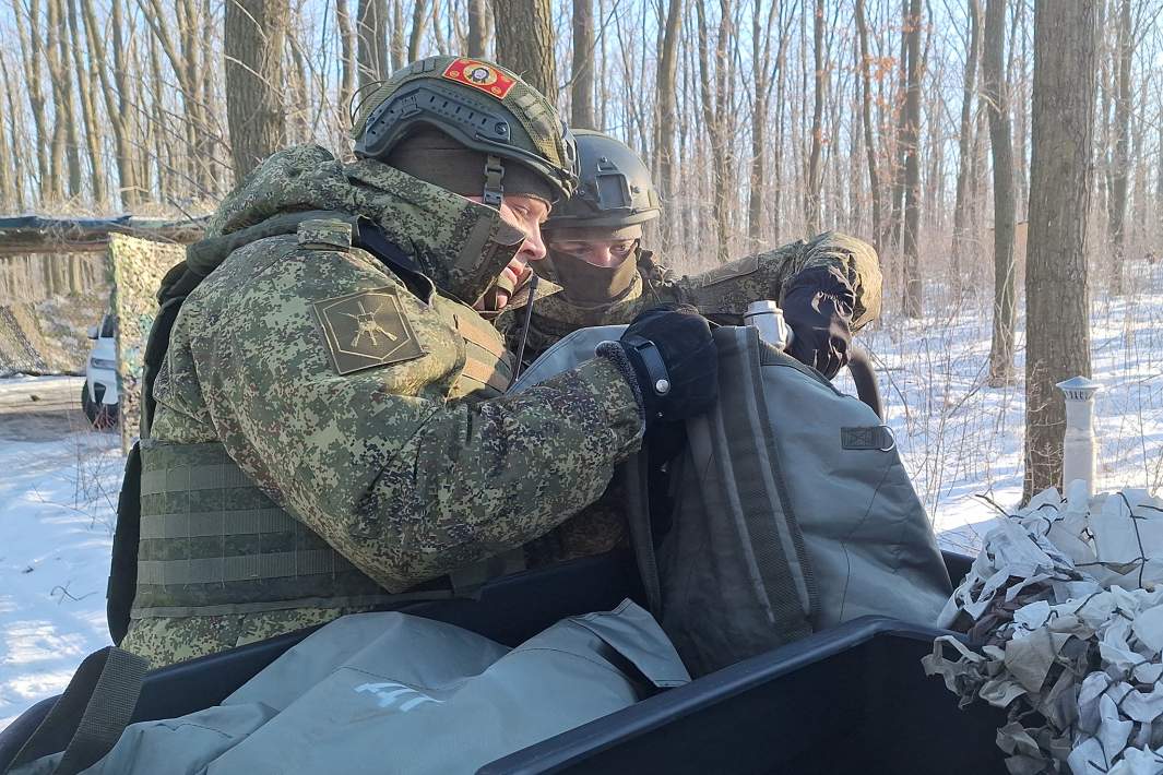 Боец на квадроцикле наполняет канистру 