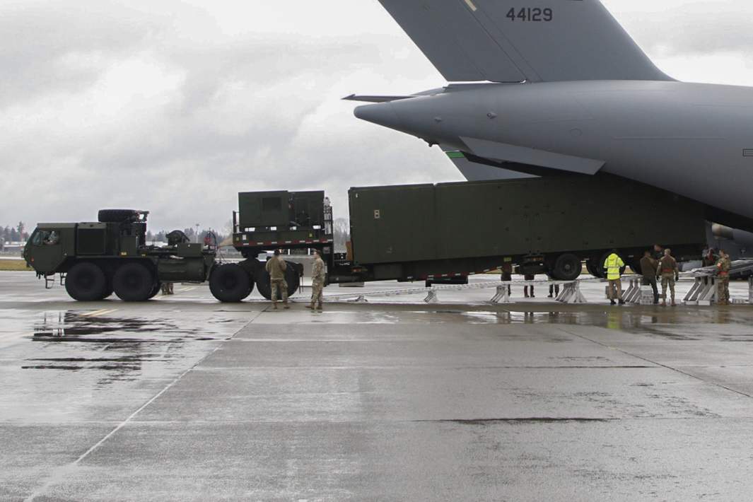 Выгрузка техники из самолета