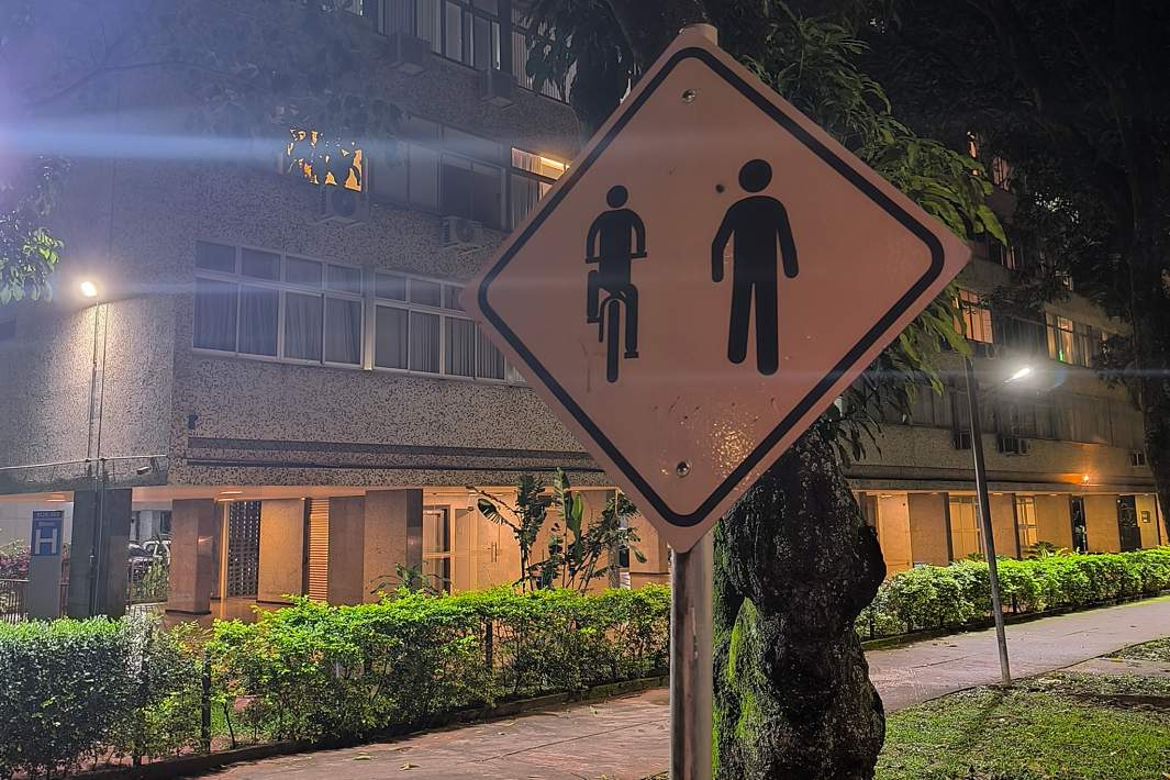 Знак на улице города 