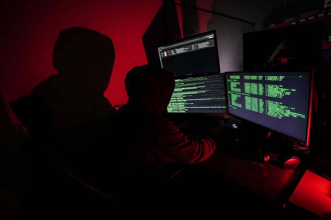 Хакер во время взлома 