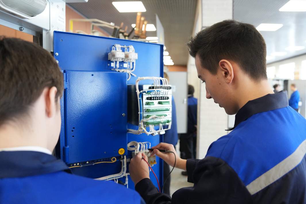 Учащиеся колледжа 