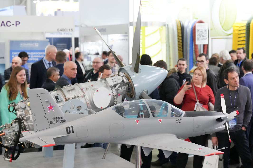 Модель учебно-тренировочного самолета УТС-800