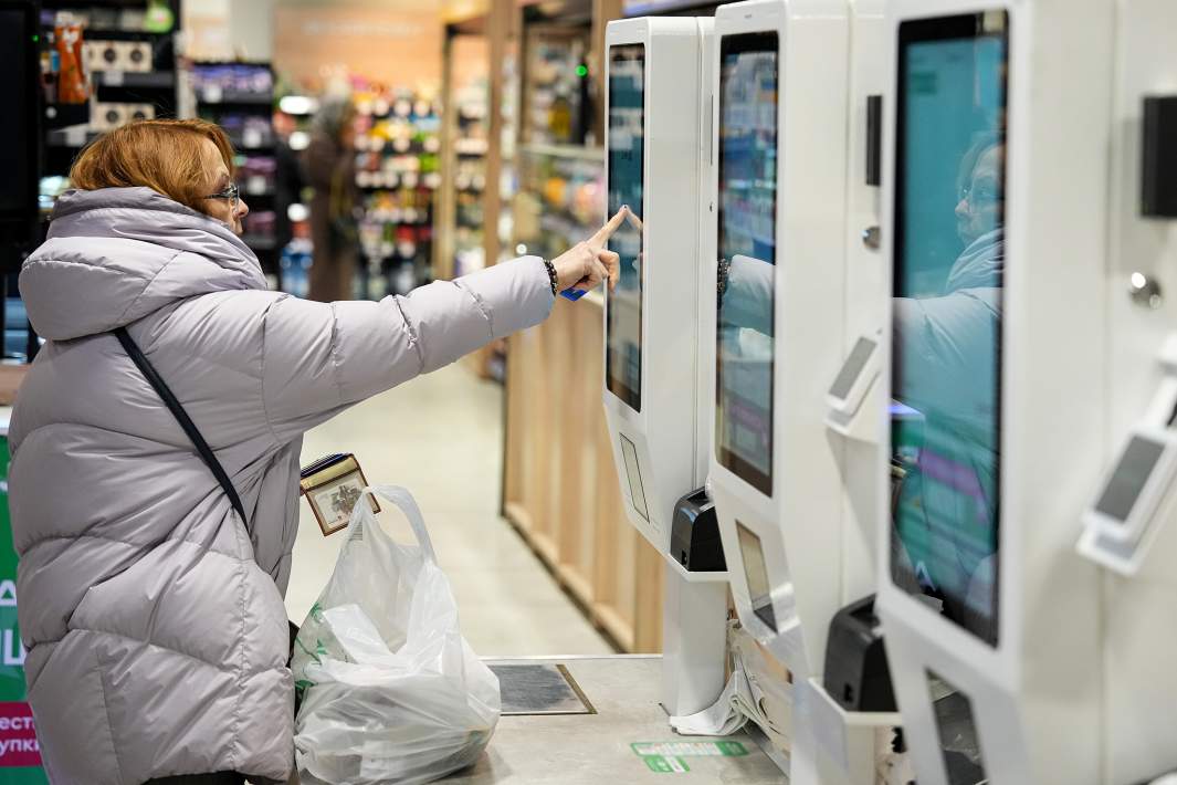 Женщина оплачивает покупки 