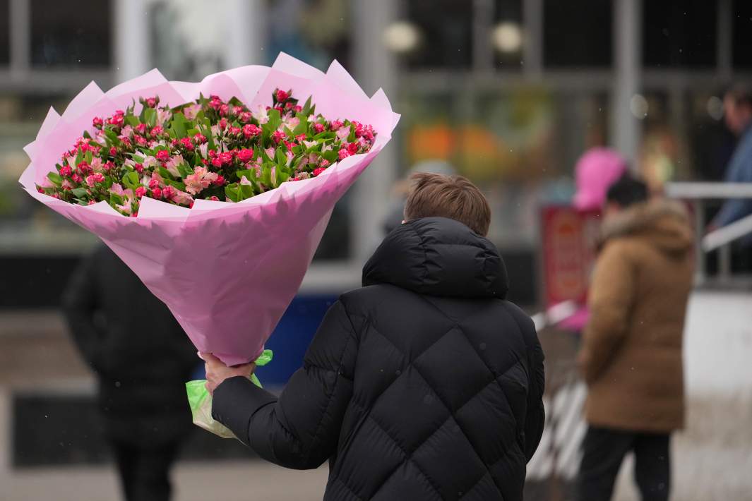 Мужчина с букетом