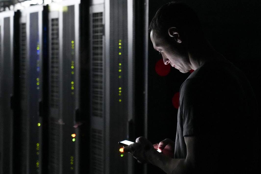 Мужчина в серверной 