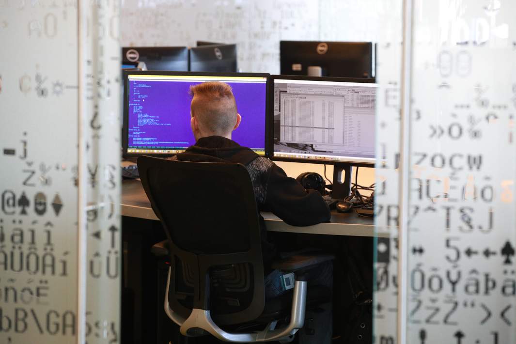 Программист за работой 